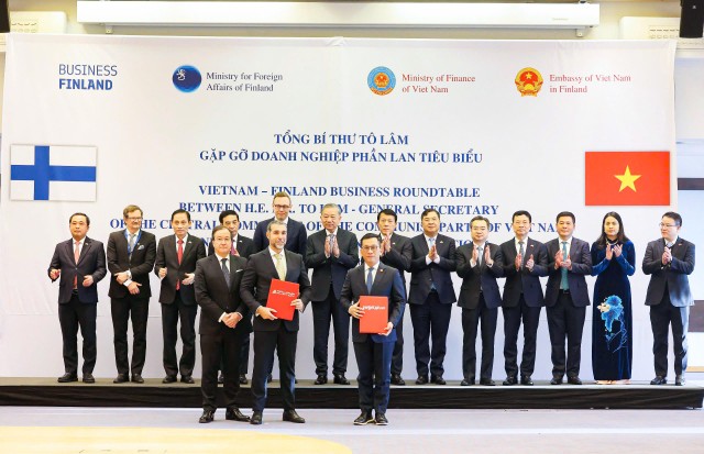 Tổng Bí thư Tô Lâm (giữa, hàng sau) chứng kiến &amp; chúc mừng Vietjet và Airways Aviation trao thỏa thuận phát triển nguồn lực hàng không quốc tế tại Phần Lan