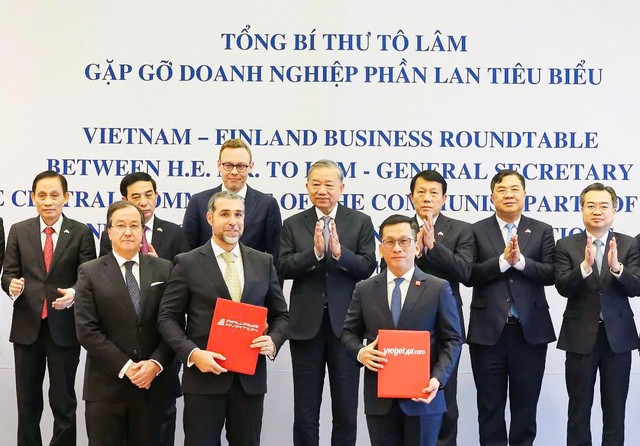 Tổng giám đốc Vietjet Đinh Việt Phương (phải, hàng trước) và Tổng giám đốc Airways Aviation, ông Alexandre Alves (trái, hàng trước) trao thỏa thuận hợp tác đào tạo nguồn nhân lực chất lượng cao cho ngành hàng không quốc tế