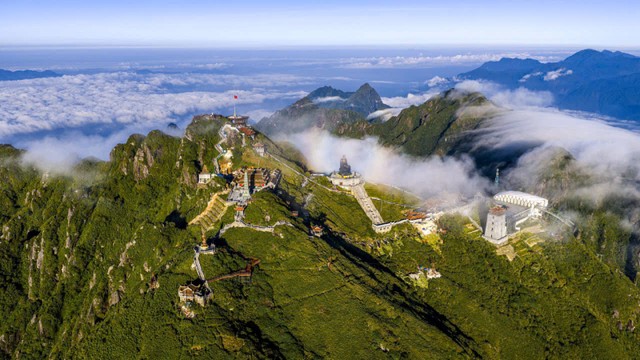 Đến với Lễ hội Hoa Sen Đá 2025 cũng là cơ hội tuyệt vời để du khách “săn mây” và hòa mình vào mùa lễ hội lớn nhất năm tại Sun World Fansipan Legend. Đến với Lễ hội Hoa Sen Đá 2025 cũng là cơ hội tuyệt vời để du khách “săn mây” và hòa mình vào mùa lễ hội lớn nhất năm tại Sun World Fansipan Legend.