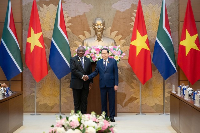 Chủ tịch Quốc hội Trần Thanh Mẫn đón Tổng thống nước Cộng hòa Nam Phi Cyril Ramaphosa. Chủ tịch Quốc hội Trần Thanh Mẫn đón Tổng thống nước Cộng hòa Nam Phi Cyril Ramaphosa.