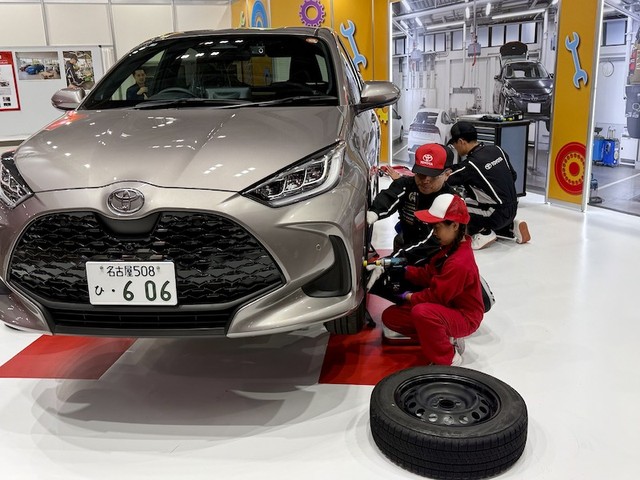 Các em nhỏ trải nghiệm làm thợ bảo dưỡng xe.