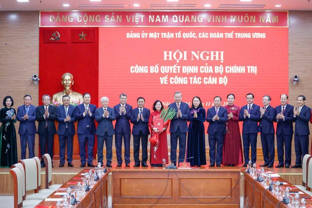 Các lãnh đạo tặng hoa chúc mừng bà Bùi Thị Minh Hoài nhận nhiệm vụ mới.