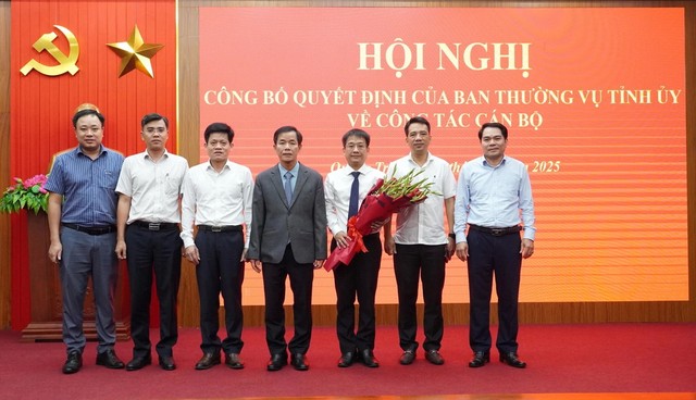Lãnh đạo Văn phòng Tỉnh ủy Quảng Trị tặng hoa chúc mừng ông Hoàng Mai Lan. Ảnh: Linh Việt