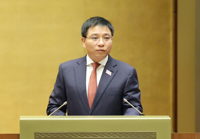 Bộ trưởng Bộ Tài chính Nguyễn Văn Thắng trình bày tờ trình dự án luật. Ảnh: Duy Linh.