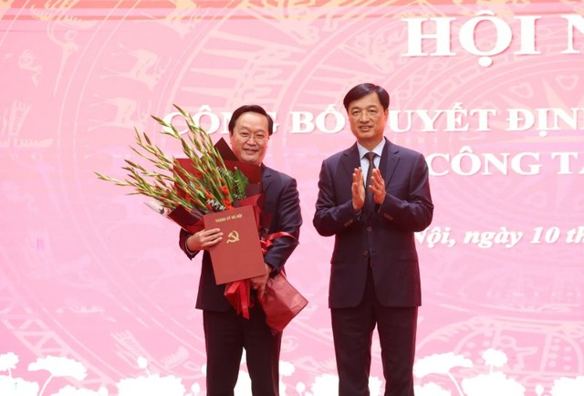 Ủy viên Bộ Chính trị, Bí thư Thành ủy Hà Nội Nguyễn Duy Ngọc trao quyết định và chúc mừng ông Nguyễn Đức Trung.