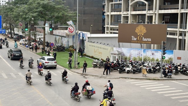 Các môi giới viên mời chào khách hàng tham quan dự án. Ảnh: Thanh Vũ