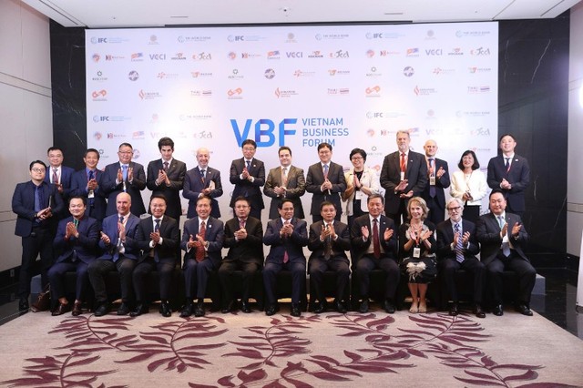 Thủ tướng chụp ảnh lưu niệm cùng với các đồng chủ tọa VBF và các doanh nghiệp, nhà đầu tư (Ảnh Đức Thanh)