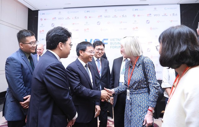 Lãnh đạo Bộ Tài chính gặp gỡ, trao đổi với các Hiệp hội doanh nghiệp bên lề Diễn đàn.