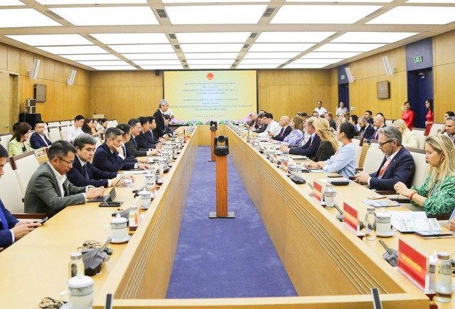 Ông Lê Ngọc Châu, Chủ tịch UBND thành phố Hải Phòng chủ trì buổi tiếp và làm việc với Đoàn công tác Vương quốc Hà Lan.