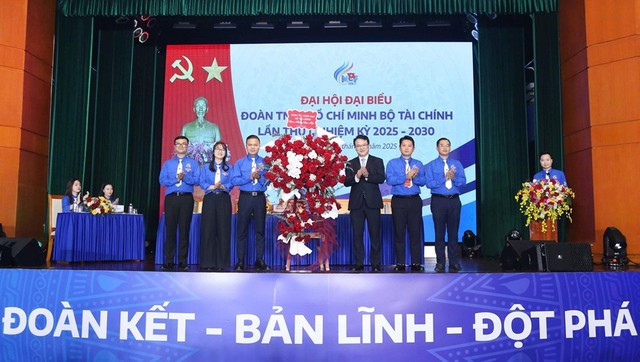 Thay mặt Đảng uỷ Bộ Tài chính, Thứ trưởng Trần Quốc Phương tặng hoa chúc mừng Đại hội.