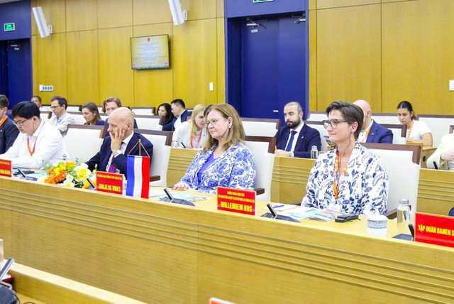 Bà Aukje de Vries, Bộ trưởng Ngoại thương và Phát triển Hà Lan cùng đoàn công tác.