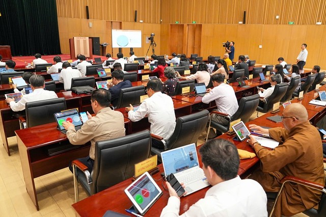 Các đại biểu biểu quyết tại Kỳ họp. Các đại biểu biểu quyết tại Kỳ họp.