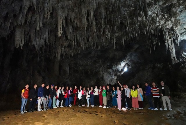 Đoàn đại biểu khảo sát &quot;Tây Bắc đệ nhất động&quot; Pusamcap.