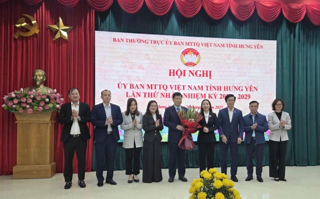 Ban Thường trực Ủy ban MTTQ tỉnh Hưng Yên chúc mừng ông Trần Quốc Toản được cử giữ chức Chủ tịch Ủy ban MTTQ tỉnh. Ảnh: Duy Hưng.