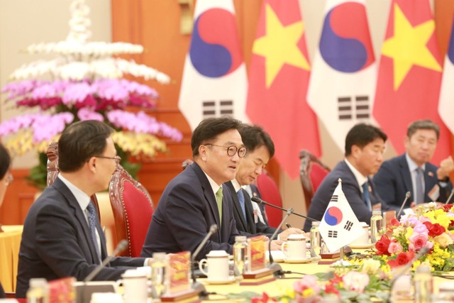 Chủ tịch Quốc hội Woo Won Shik phát biểu tại buổi hội kiến. Chủ tịch Quốc hội Woo Won Shik phát biểu tại buổi hội kiến.