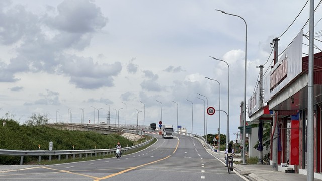 Đường tỉnh 390 đoạn từ cầu Hợp Thanh đến cầu Quang Thanh đã được nâng cấp, tăng khả năng kết nối giao thông từ quốc lộ 5 đến quốc lộ 10, đảm bảo an toàn và đáp ứng nhu cầu đi lại ngày càng tăng. Ảnh: Quỳnh Nga