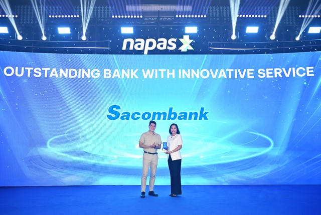 Bà Nguyễn Phương Huyền (Giám đốc Khối khách hàng cá nhân) đại diện ngân hàng nhận giải thưởng Ngân hàng triển khai dự án mang tính đổi mới trong năm Bà Nguyễn Phương Huyền (Giám đốc Khối khách hàng cá nhân) đại diện ngân hàng nhận giải thưởng Ngân hàng triển khai dự án mang tính đổi mới trong năm