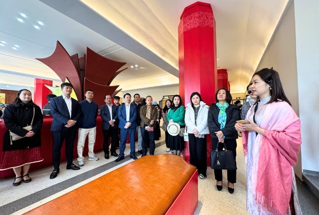 Các đại biểu khảo sát Không gian Văn hóa Làng nghệ nhân Thiết Úng. Ảnh: Hồ Hạ.