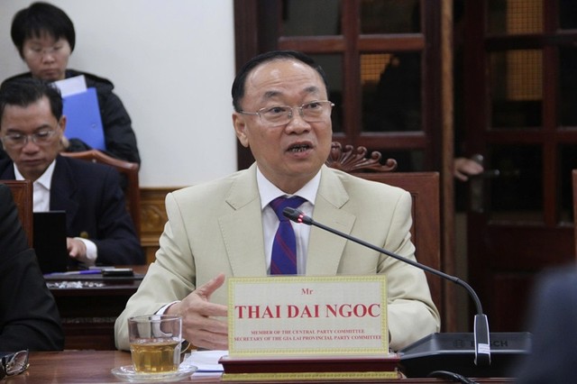 Bí thư Tỉnh ủy Gia Lai Thái Đại Ngọc yêu cầu tạo điều kiện thuận lợi nhất cho nhà đầu tư với tinh thần “vượt qua thủ tục để đạt mục tiêu lớn”. Bí thư Tỉnh ủy Gia Lai Thái Đại Ngọc yêu cầu tạo điều kiện thuận lợi nhất cho nhà đầu tư với tinh thần “vượt qua thủ tục để đạt mục tiêu lớn”.