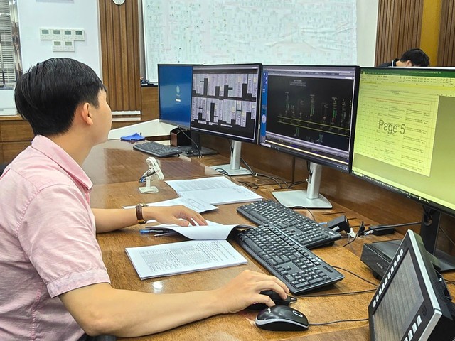 Trực vận hành hệ thống điện tại Công ty TNHH MTV Vận hành hệ thống điện và thị trường điện quốc gia (NSMO).