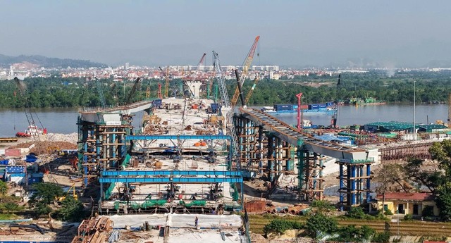 Hải Phòng đẩy nhanh tiến độ dự án góp phần quan trọng giải ngân vốn đầu tư công của thành phố (Trong ảnh: Thi công đường dẫn và nút giao Dự án cầu Nguyễn Trãi). Ảnh: Lê Dũng