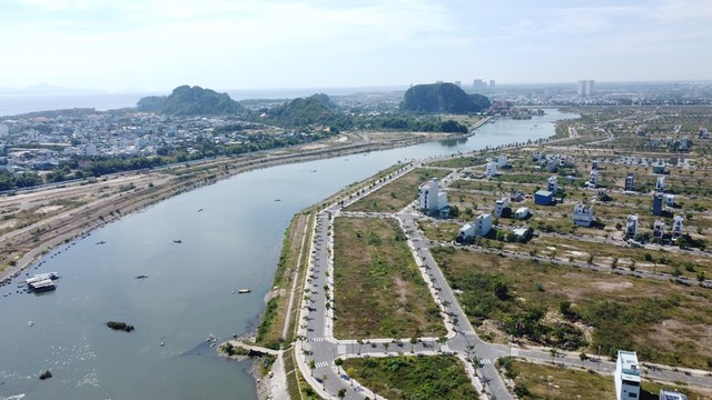 Thị trường bất động sản ở Đà Nẵng đang sôi động trở lại khi Thành phố có nhiều giải pháp tháo gỡ vướng mắc về pháp lý, điều chỉnh khung giá đất... Thị trường bất động sản ở Đà Nẵng đang sôi động trở lại khi Thành phố có nhiều giải pháp tháo gỡ vướng mắc về pháp lý, điều chỉnh khung giá đất...