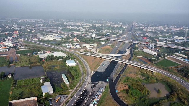 Tuyến Vành đai 3 TPHCM dài 76,3 km đến thời điểm hiện tại, toàn tuyến đã đạt khoảng 63% khối lượng thi công.