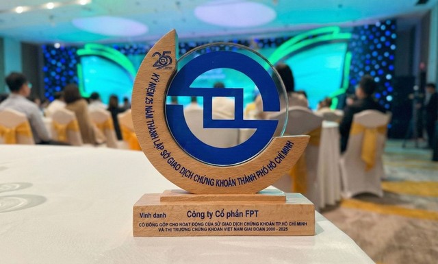 FPT nhận kỷ niệm chương vì có đóng góp tích cực cho hoạt động của Sở Giao dịch Chứng khoán Tp.HCM (HoSE) và thị trường Chứng khoán Việt Nam giai đoạn 2000 - 2025.