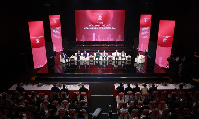 Nhiều câu hỏi từ người dân đã được gửi đến hội nghị.