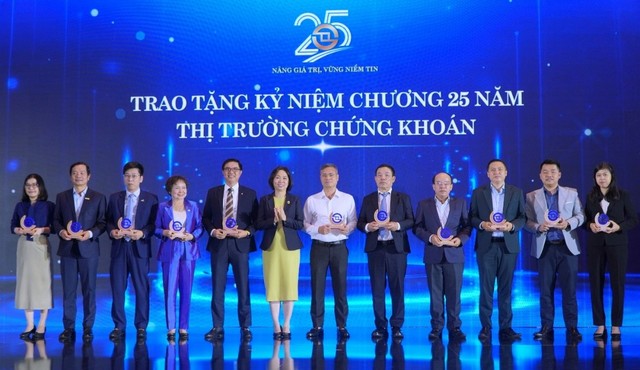 Ông Nguyễn Ngọc Trường (thứ tư, bìa phải), Kế Toán trưởng kiêm Trưởng Ban tài chính - Kế toán Tổng công ty – đại diện PV Drilling nhận kỷ niệm chương