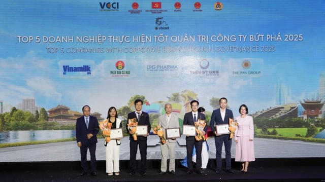 Ông Đồng Quang Thức – Phó tổng giám đốc Vicostone đại diện Công ty nhận giải tại hạng mục Top 5 Doanh nghiệp thực hiện tốt quản trị công ty bứt phá 2025 bên cạnh giải thưởng Top 100 Doanh nghiệp phát triển bền vững