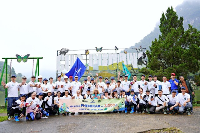 Phenikaa trao tặng 3.000 cây xanh cho dự án “Chung sức trồng rừng”, đồng thời trực tiếp trồng cây phủ xanh đất trống tại Vườn Quốc gia Cúc Phương (Ninh Bình)
