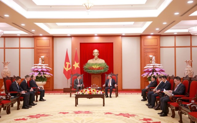 Tổng Bí thư Tô Lâm tiếp Giám đốc Học viện Tổng thống Liên bang Nga Aleksey Komissarov. Tổng Bí thư Tô Lâm tiếp Giám đốc Học viện Tổng thống Liên bang Nga Aleksey Komissarov.