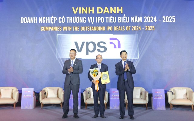 Ông Lê Minh Tài (giữa), Tổng Giám đốc VPS nhận giải thưởng “Doanh nghiệp có thương vụ IPO tiêu biểu 2024-2025” Ông Lê Minh Tài (giữa), Tổng Giám đốc VPS nhận giải thưởng “Doanh nghiệp có thương vụ IPO tiêu biểu 2024-2025”