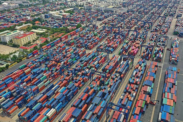 Do hạ tầng kết nối cảng biển còn ách tắc nên chi phí logistics của Việt Nam vẫn chiếm tới 17-18% giá thành sản phẩm. Trong ảnh: Cảng Cát Lái Do hạ tầng kết nối cảng biển còn ách tắc nên chi phí logistics của Việt Nam vẫn chiếm tới 17-18% giá thành sản phẩm. Trong ảnh: Cảng Cát Lái