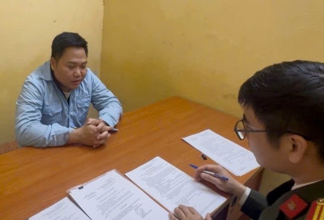 Nguyễn Văn Sáng lập chứng từ chi trả, bỏ trống số tiền sinh viên được nhận rồi tự bổ sung. Nguyễn Văn Sáng lập chứng từ chi trả, bỏ trống số tiền sinh viên được nhận rồi tự bổ sung.