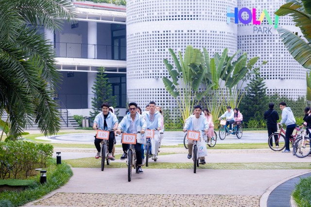 Nhân sự trẻ của FPT và Vietnam Airlines hào hứng tham gia hoạt động của chương trình MAYBE