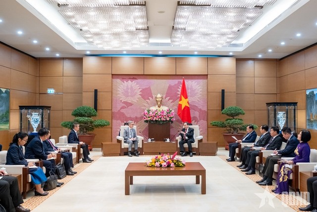 Chủ tịch Quốc hội Trần Thanh Mẫn tiếp Bộ trưởng Bộ Ngoại giao Lào Thongsavanh Phomvihane.