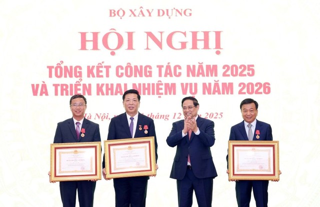 Thủ tướng trao các danh hiệu cao quý cho các cá nhân thuộc Bộ Xây dựng.