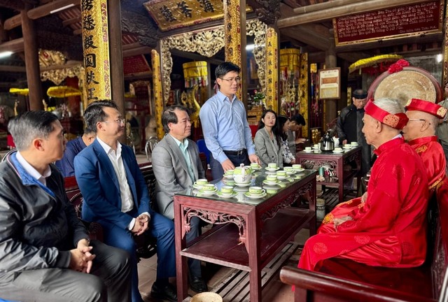 Các đại biểu nghe giới thiệu về Đình Tiên Tảo.