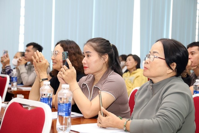 Nhiều hộ kinh doanh tranh thủ lấy điện thoại quay lại những nội dung quan trọng.