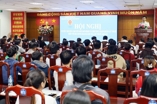 Lãnh đạo Thuế TP.HCM trao đổi thẳng thắn về những vấn đề mà các hộ kinh doanh đang quan tâm.