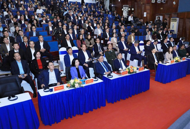 Lãnh đạo Thành phố Hà Nội tham dự hội nghị tại điểm cầu Hà Nội.