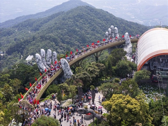 Theo Trưởng Thống kê Đà Nẵng, trong ngày lễ 30/4/2025, Bà Nà Hills đón lượng khách du lịch cao kỷ lục, lên đến hàng chục nghìn lượt khách.