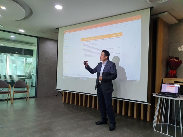 Ông Lê Quang Minh, Giám đốc Phân tích đầu tư của Mirae Asset Việt Nam cho rằng, chứng khoán Việt Nam vẫn còn ở mức rẻ so với các nước trong khu vực, dù đã tăng mạnh trong năm 2020. Ông Lê Quang Minh, Giám đốc Phân tích đầu tư của Mirae Asset Việt Nam cho rằng, chứng khoán Việt Nam vẫn còn ở mức rẻ so với các nước trong khu vực, dù đã tăng mạnh trong năm 2020.