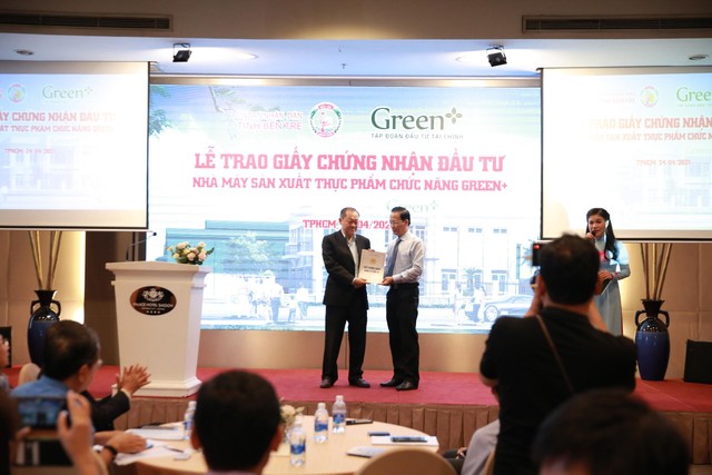 Ông Đặng Đức Thành - Chủ tịch Câu lạc bộ Các Nhà kinh tế, Chủ tịch HĐQT Tập đoàn Green+ nhận giấy chứng nhận Ông Đặng Đức Thành - Chủ tịch Câu lạc bộ Các Nhà kinh tế, Chủ tịch HĐQT Tập đoàn Green+ nhận giấy chứng nhận