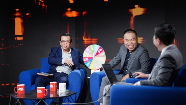 Ông Nguyễn Tuấn Anh (giữa) với nickname &quot;chuyên gia lướt sóng&quot;.