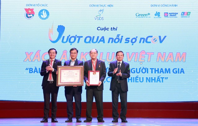 Ông Đặng Đức Thành – tác giả bài tập đã vinh dự nhận quyết định và bằng xác lập Kỷ lục từ ông Lê Doãn Hợp, nguyên Bộ trưởng Bộ Thông tin Truyền thông, Chủ tịch Hội đồng xác lập Tổ chức Kỷ lục Việt Nam.