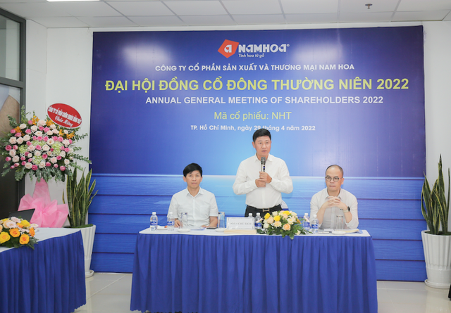 Ông Đoàn Hương Sơn, Chủ tịch HĐQT Công ty CP Sản xuất &amp; Thương mại Nam Hoa trả lời cổ đông