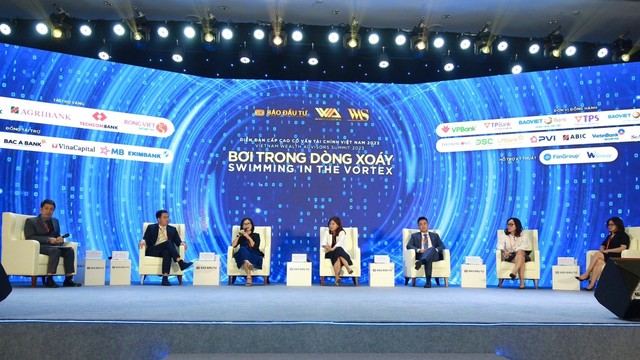 Bà Nguyễn Thị Phương Lam – Giám đốc Phân tích Rồng Việt (thứ ba từ trái sang) tham gia phiên thảo luận